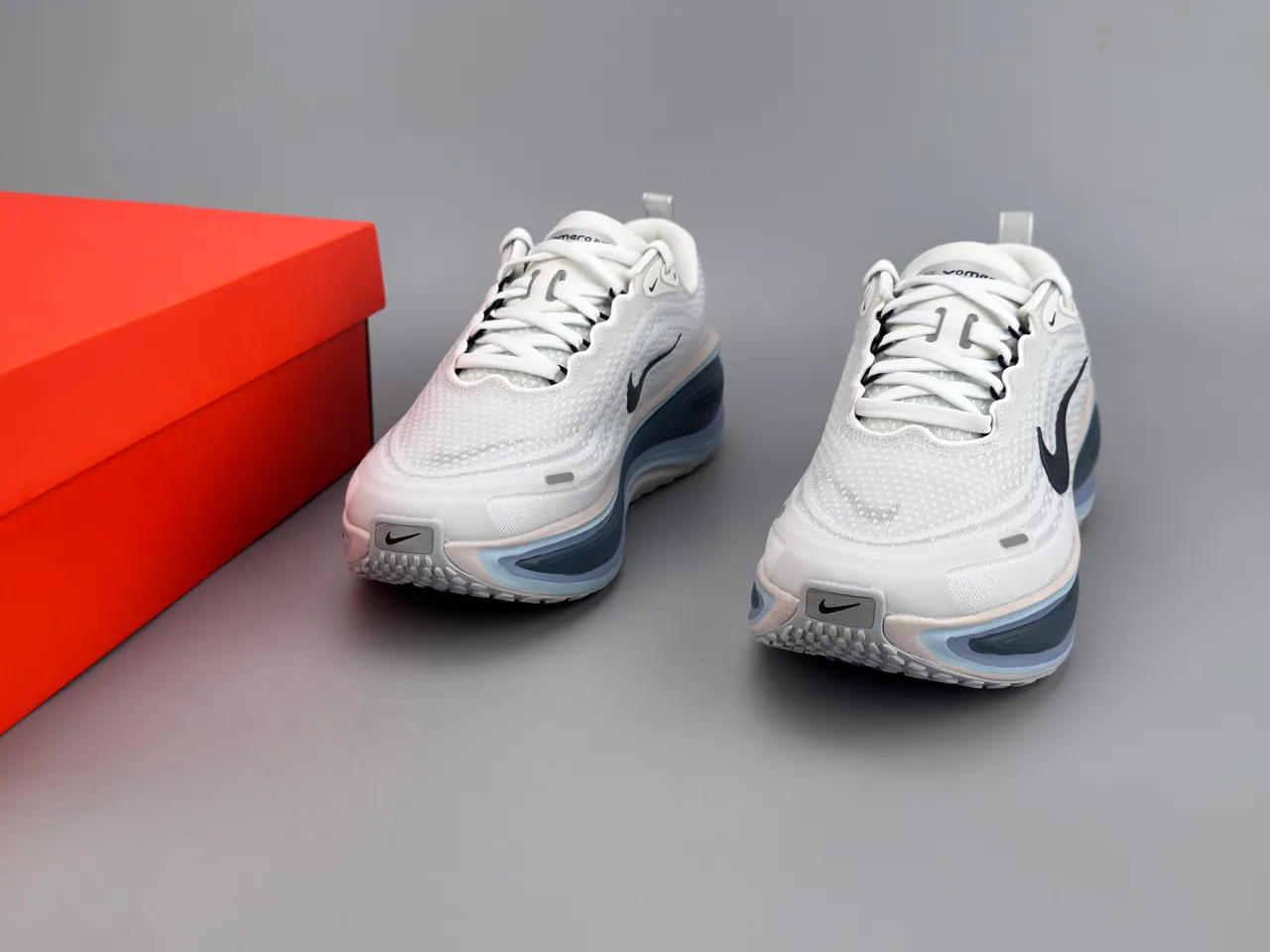 Nike Invincible Run White Navy Engineered Knit Upper Layered Wave Midsole Running Shoes 5