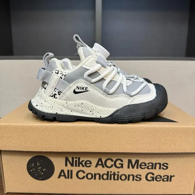 Nike Kids Toggle-Closure Speckled Outdoor Sneaker 20