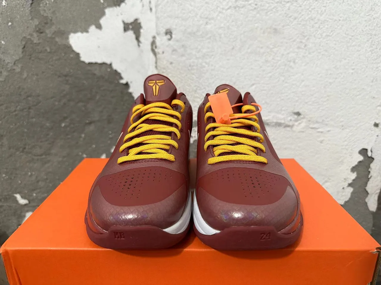 Nike Kobe 4 Protro Maroon Gold Tênis de basquete 3