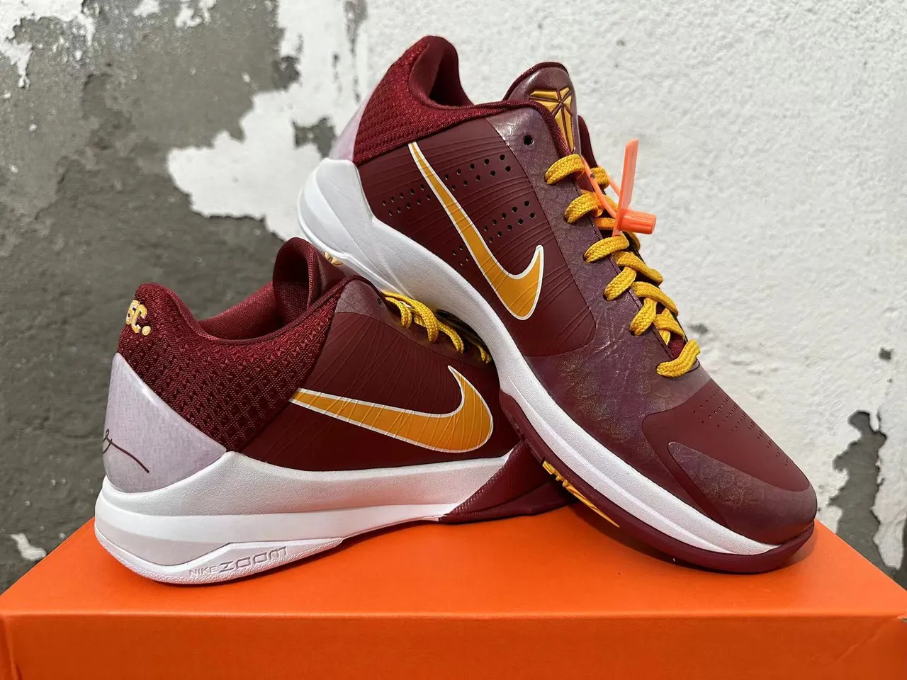 Nike Kobe 4 Protro Maroon Gold Tênis de basquete 5