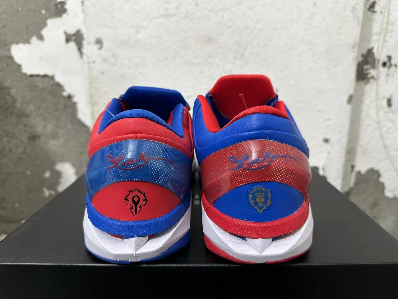 Nike Kobe Chaussures de Basketball à Silhouette Hautes avec Tige Texturée en Peau de Serpent Rouge et Bleu 2