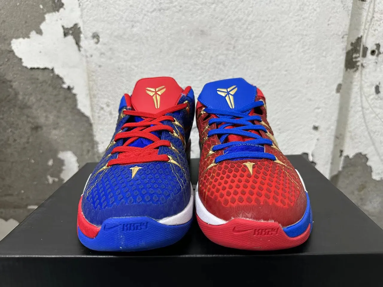 Nike Kobe Chaussures de Basketball à Silhouette Hautes avec Tige Texturée en Peau de Serpent Rouge et Bleu 3