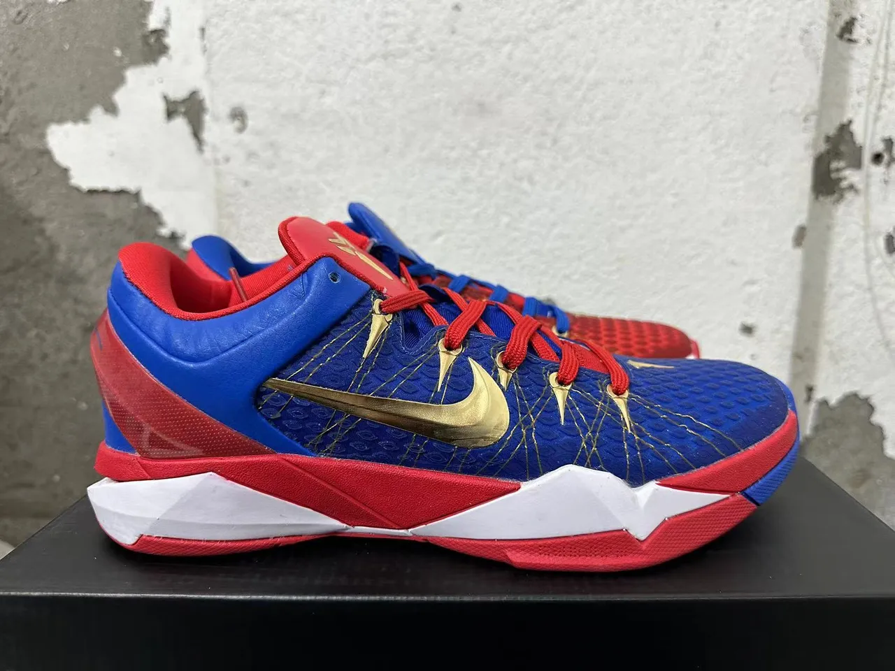 Nike Kobe Chaussures de Basketball à Silhouette Hautes avec Tige Texturée en Peau de Serpent Rouge et Bleu 4