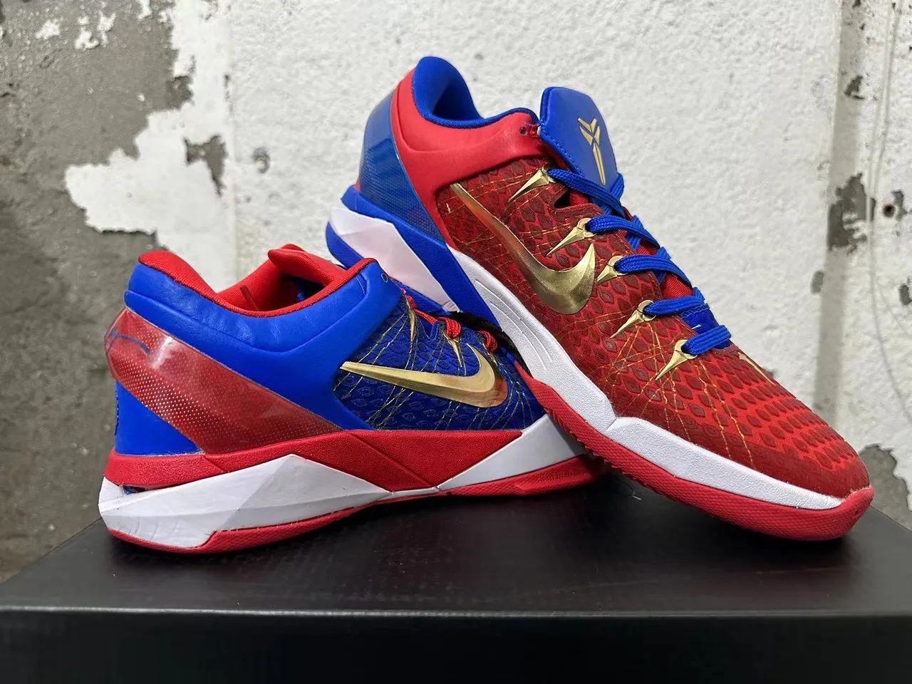 Nike Kobe Chaussures de Basketball à Silhouette Hautes avec Tige Texturée en Peau de Serpent Rouge et Bleu 5