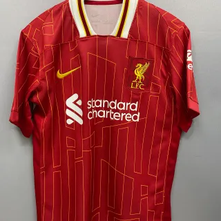 Nike Liverpool FC 2023–24 घरेलू लाल सोने का ज्यामितीय रेखा प्रिंट जर्सी