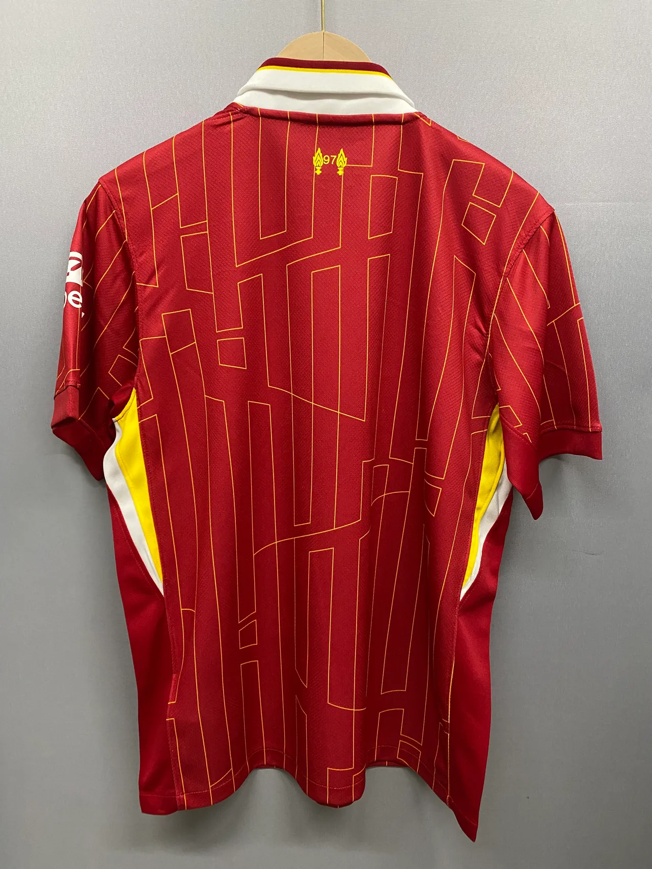 Nike Liverpool FC 2023–24 Maillot Domicile Rouge Doré Ligne Géométrique Imprimé 3