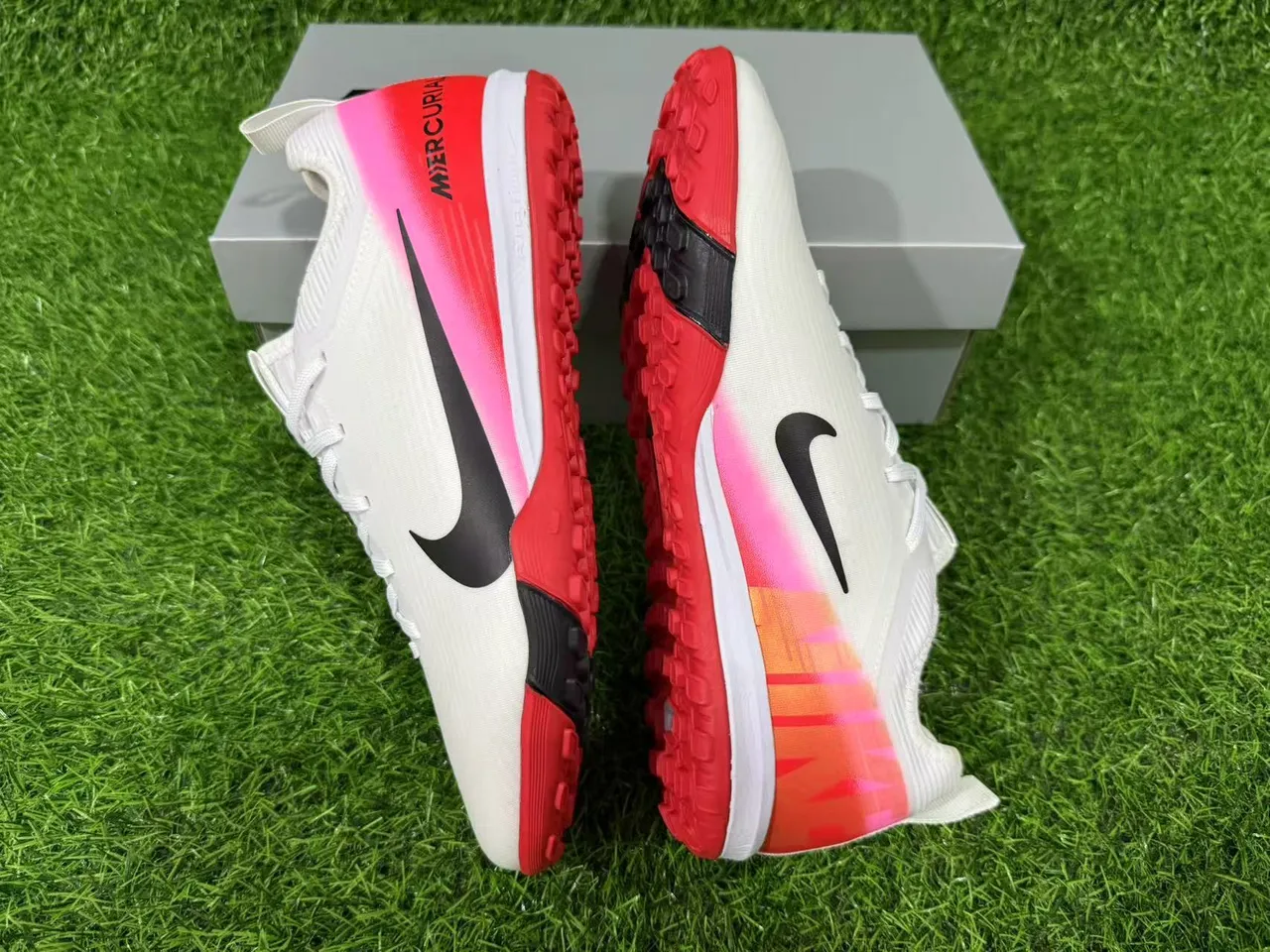 Nike Mercurial Turf Chaussures de football turf blanc rouge rose gradient 9
