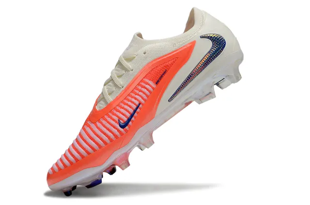 Nike Phantom GT Chaussures de football à empeinament bas en maille couleur orange beige, partie supérieure iridescente holographique Swoosh pour terrain ferme 3
