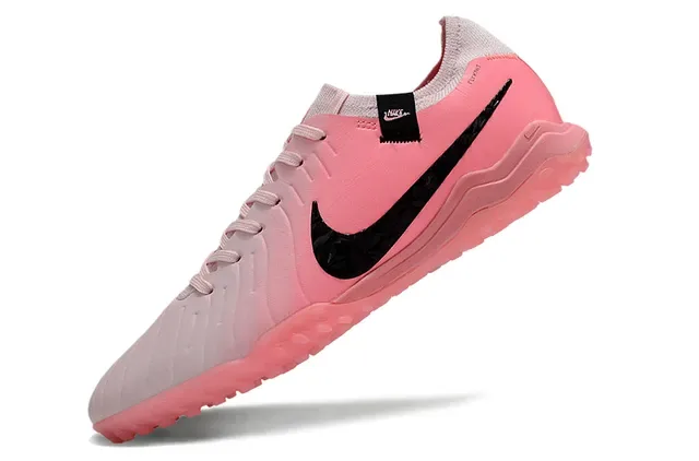 Nike Chaussures de football turf avec upper en maille à profil bas et lacets asymétriques en rose et noir 3