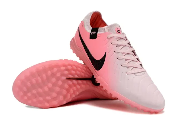 Nike Chaussures de football turf avec upper en maille à profil bas et lacets asymétriques en rose et noir 4