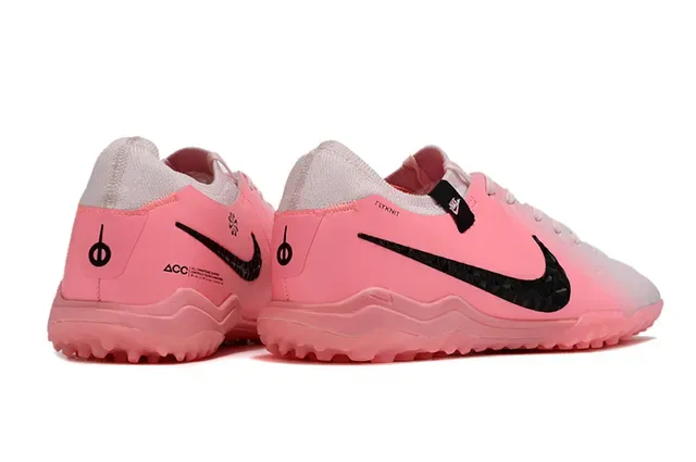 Nike Chaussures de football turf avec upper en maille à profil bas et lacets asymétriques en rose et noir 5