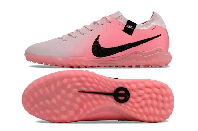 Nike Chaussures de football turf avec upper en maille à profil bas et lacets asymétriques en rose et noir 6