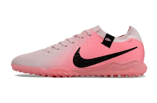 Nike Chaussures de football turf avec upper en maille à profil bas et lacets asymétriques en rose et noir 7