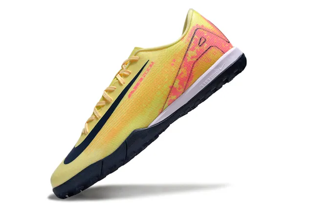 Nike Chaussures de football turf à coupe basse avec upper en maille synthétique violet et vert 17