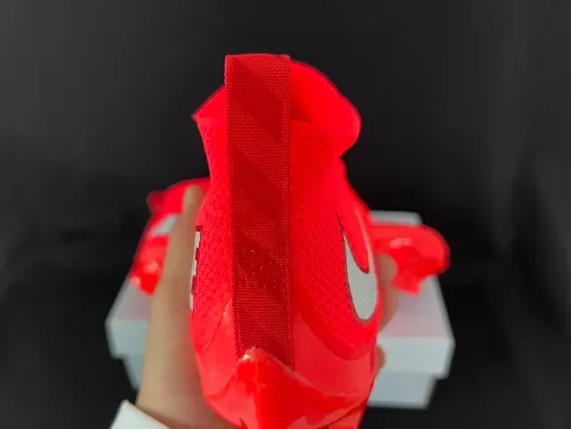 Nike Chuteira de Futebol Vermelho Prata Alto Corte Upper de Malha Sistema de Cadarço Integrado para Gramado Firme 3