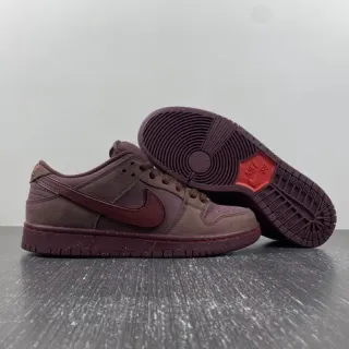 Nike SB Dunk Low 酒红色麂皮滑板鞋
