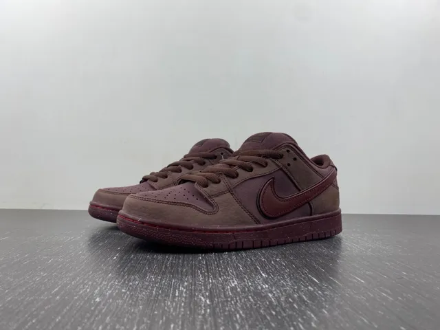 Nike SB Dunk Low Chaussures de Skateboard en Daim Bordeaux 2