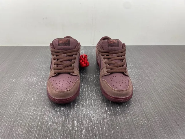 Nike SB Dunk Low Chaussures de Skateboard en Daim Bordeaux 3