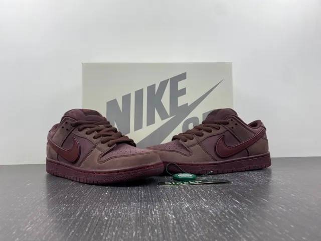 Nike SB Dunk Low Chaussures de Skateboard en Daim Bordeaux 13