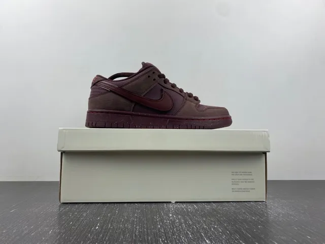 Nike SB Dunk Low Chaussures de Skateboard en Daim Bordeaux 16