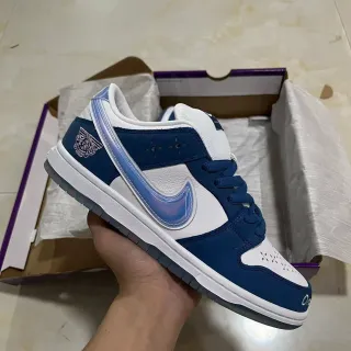 Nike SB Dunk Low Navy White Iridescent Swoosh 滑板鞋