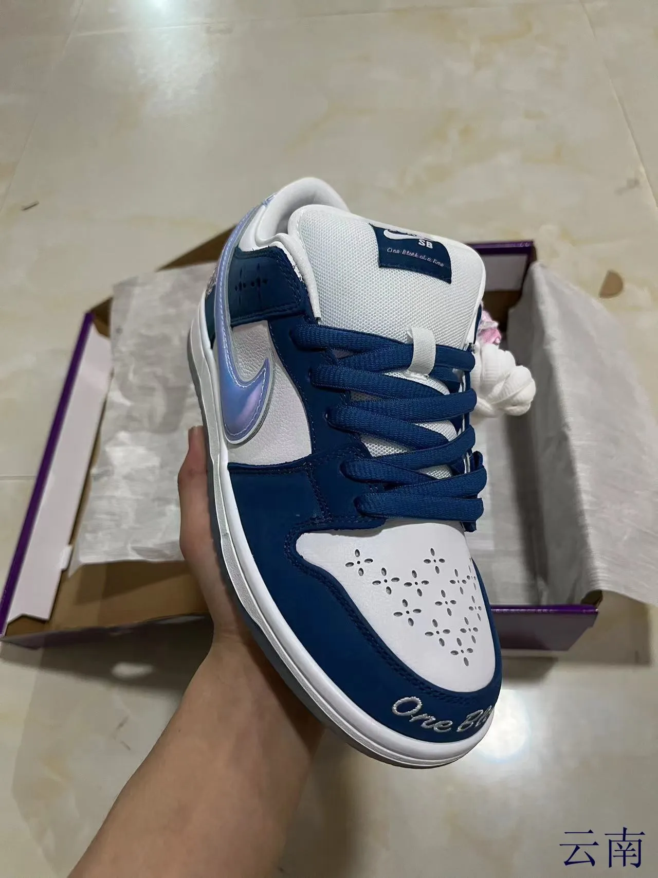 Nike SB Dunk Low Navy White Iridescent Swoosh حذاء تزلج 2