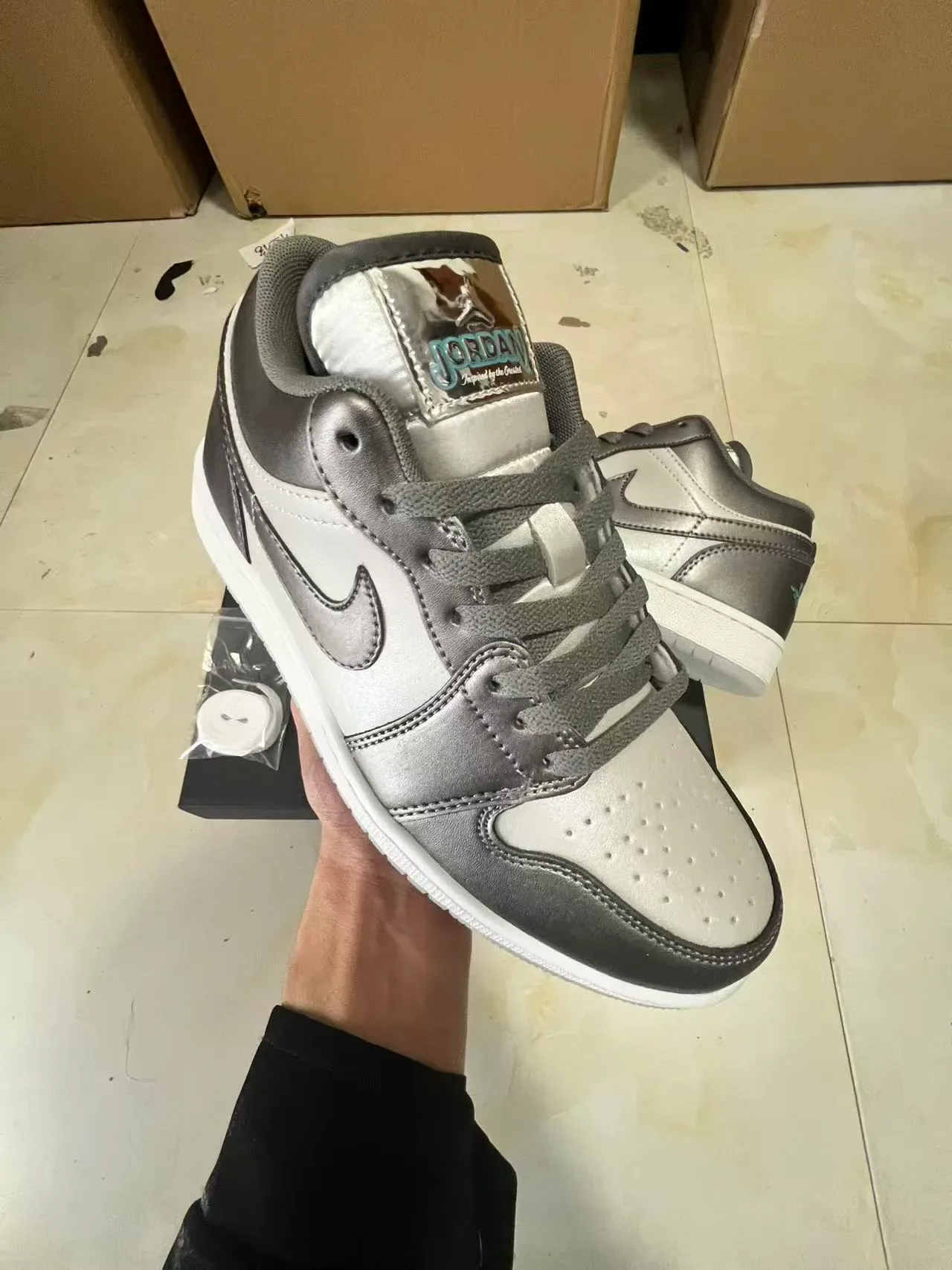 Nike Silver White Low-Top Silhouette Metallic Leather Upper Lifestyle Sneakers 2