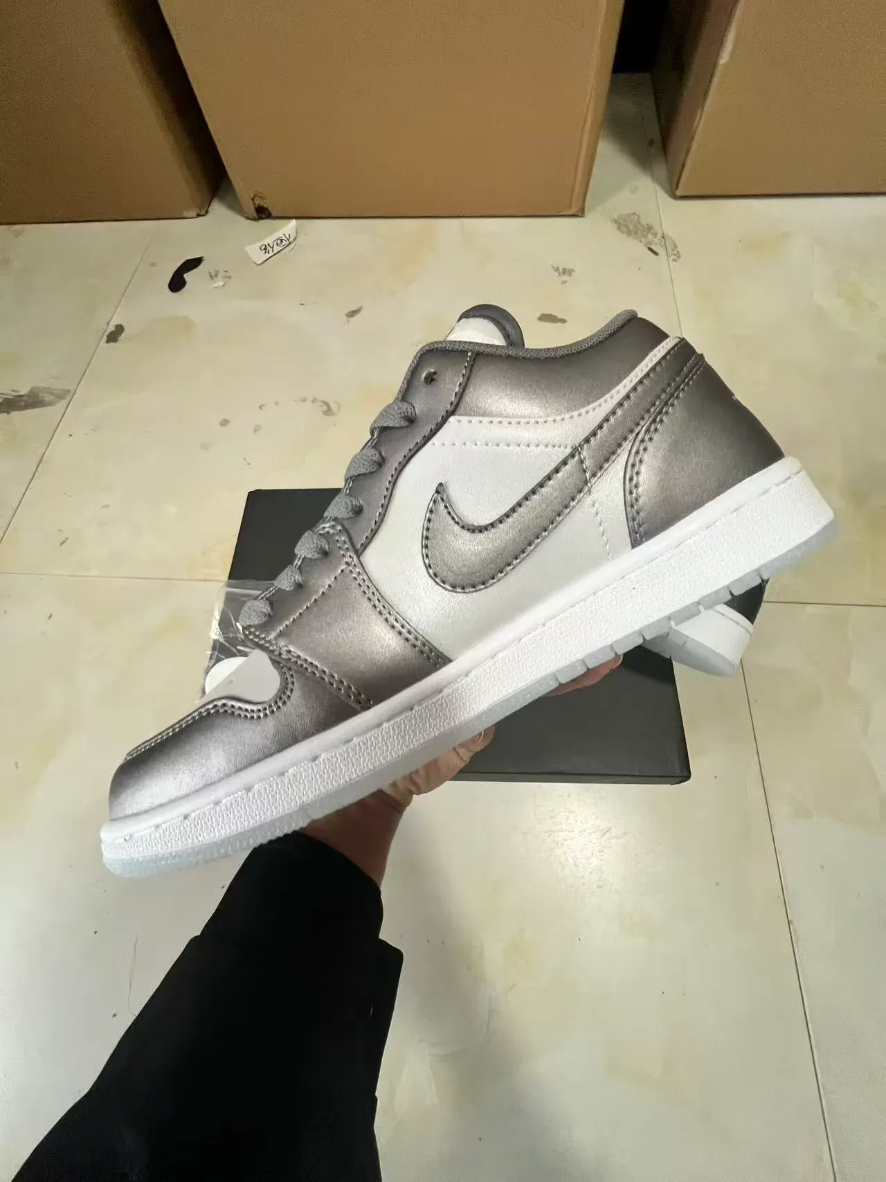 Nike Silver White Low-Top Silhouette Metallic Leather Upper Lifestyle Sneakers 5