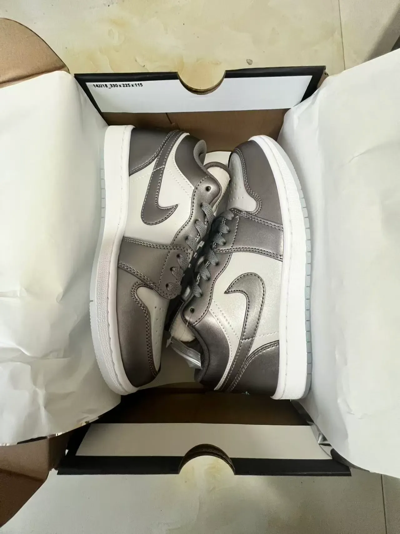 Nike Silver White Low-Top Silhouette Metallic Leather Upper Lifestyle Sneakers 9