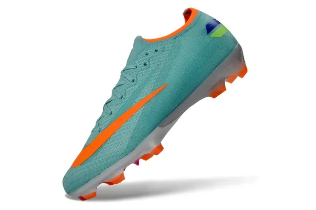 Nike كلاتس كرة القدم تيل برتقالي أرض صلبة 3
