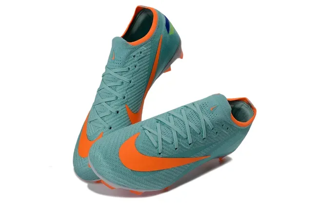 Nike كلاتس كرة القدم تيل برتقالي أرض صلبة 7