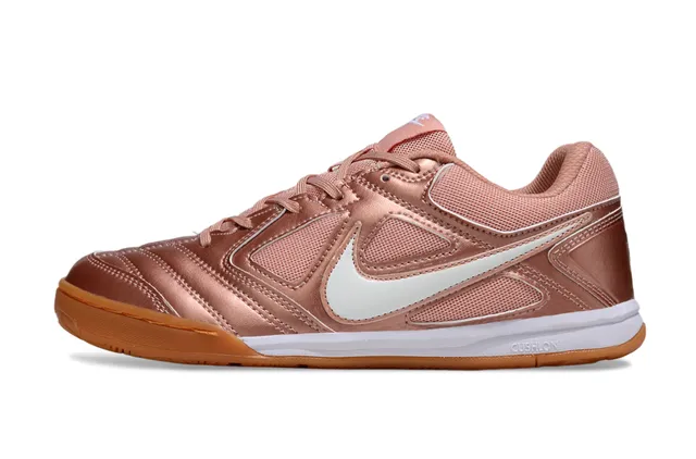 Nike Tiempo গোলাপী সাদা ধাতব গোলাপী সোনা সিন্থেটিক উপর Swoosh ब्रांडिंग ইন্ডোর সকার জুতা 2