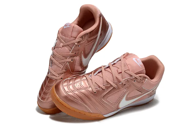 Nike Tiempo গোলাপী সাদা ধাতব গোলাপী সোনা সিন্থেটিক উপর Swoosh ब्रांडिंग ইন্ডোর সকার জুতা 3