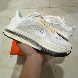 Nike Chaussures de running blanc beige tige en maille ingénierisée longueur complète visible unité Air Zoom