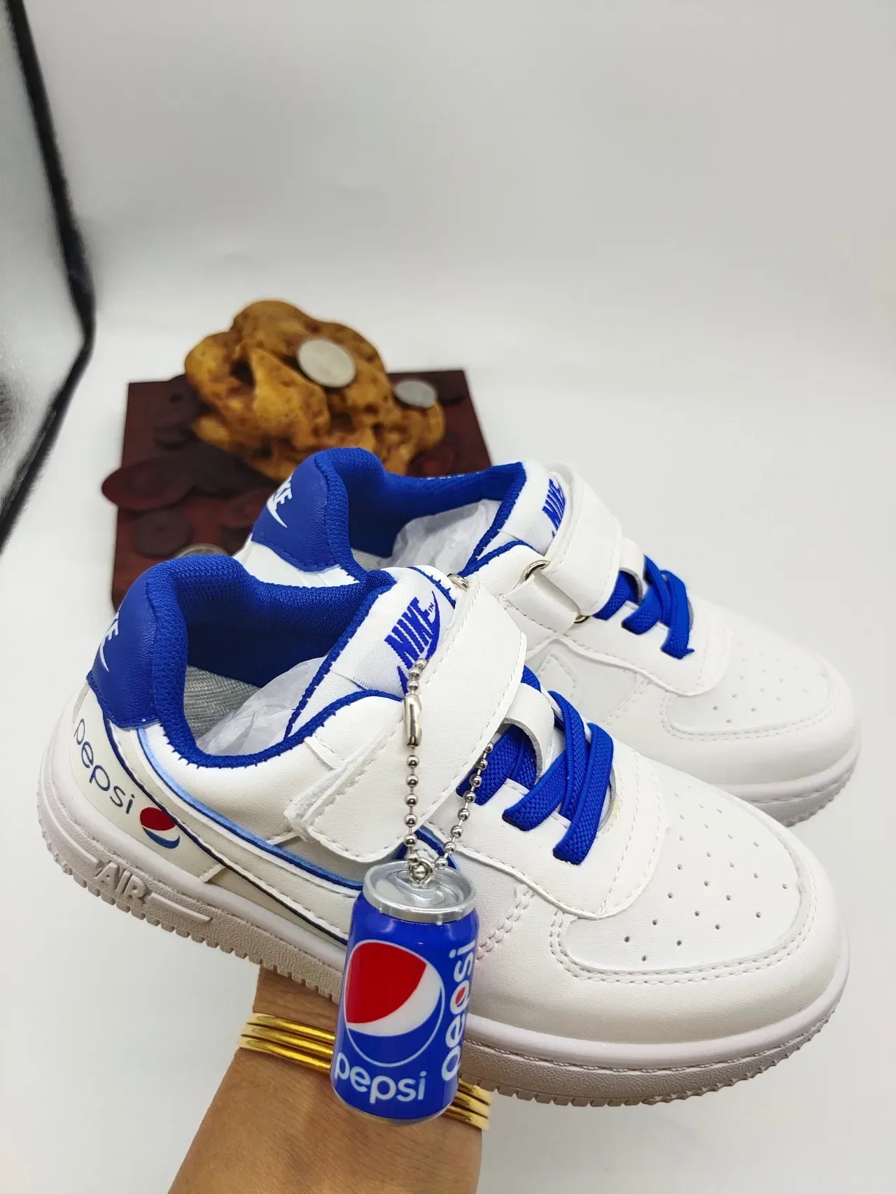 Nike White Black Laceless Velcro Strap Closure Lifestyle Sneakers 16