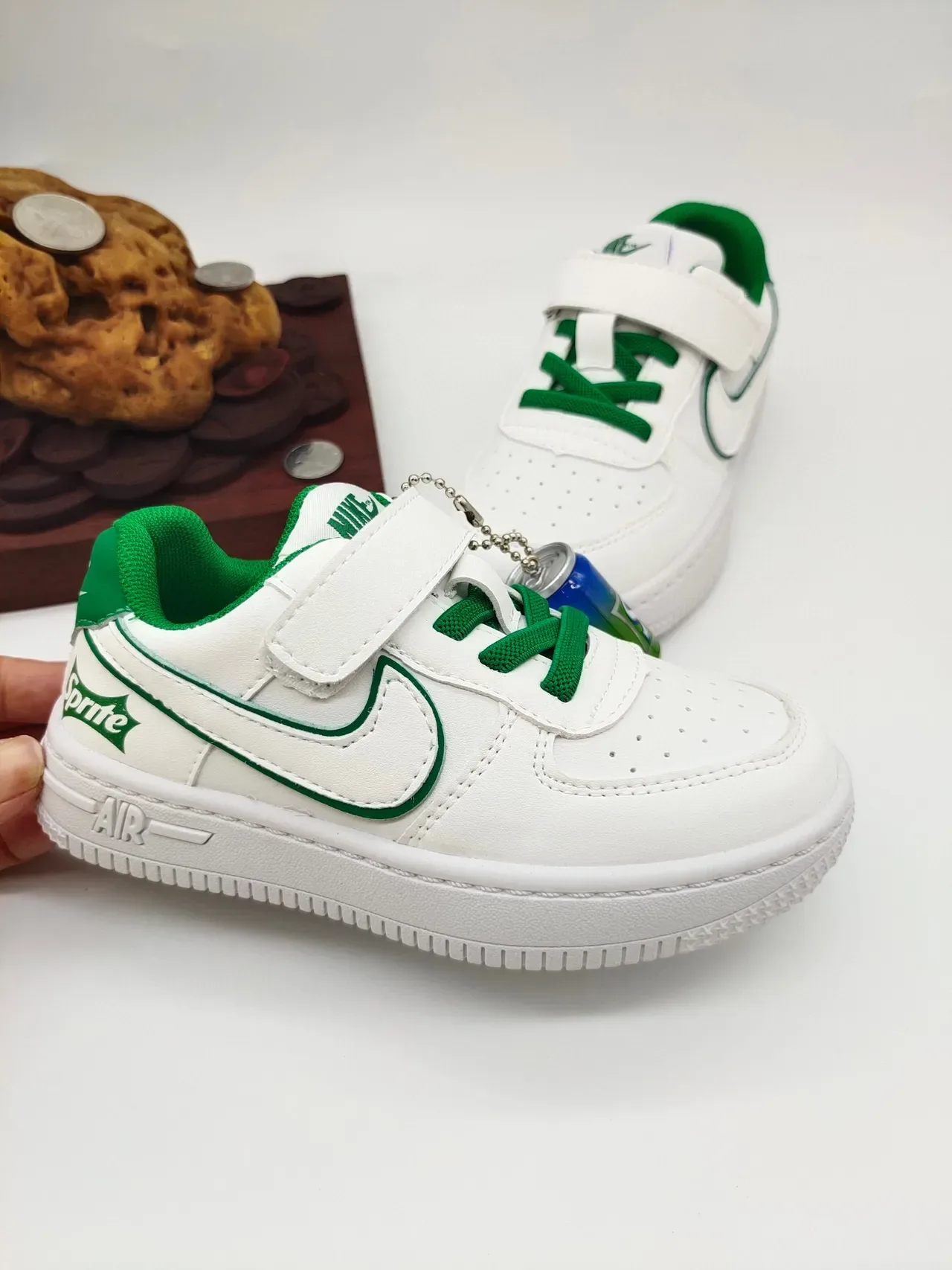 Nike White Black Laceless Velcro Strap Closure Lifestyle Sneakers 18