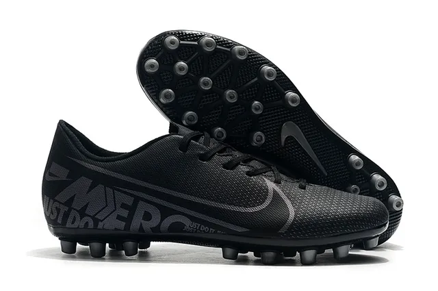 Nike أبيض أسود منخفض القطعة علوة اصطناعية قفص وسط القدم بتصميم زيغزاج كرة القدم للعشب الصناعي 5