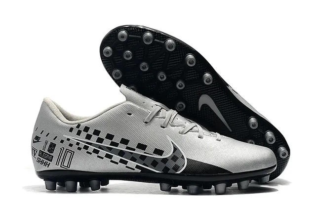 Nike أبيض أسود منخفض القطعة علوة اصطناعية قفص وسط القدم بتصميم زيغزاج كرة القدم للعشب الصناعي 7