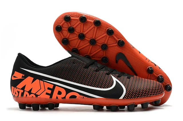 Nike أبيض أسود منخفض القطعة علوة اصطناعية قفص وسط القدم بتصميم زيغزاج كرة القدم للعشب الصناعي 9
