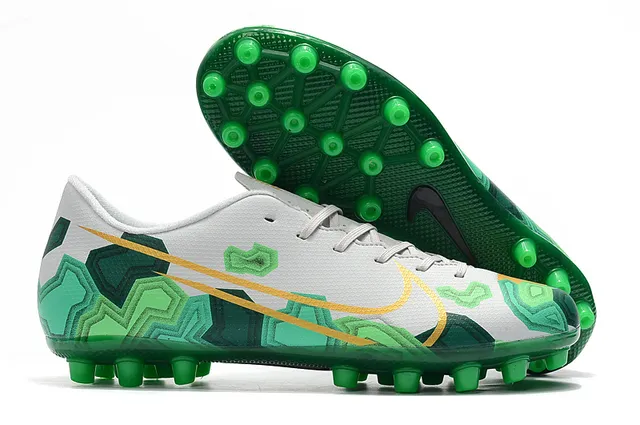 Nike أبيض أسود منخفض القطعة علوة اصطناعية قفص وسط القدم بتصميم زيغزاج كرة القدم للعشب الصناعي 10