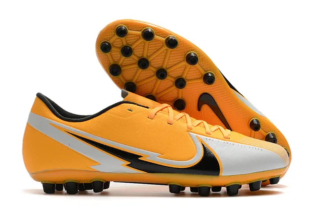 Nike أبيض أسود منخفض القطعة علوة اصطناعية قفص وسط القدم بتصميم زيغزاج كرة القدم للعشب الصناعي 18