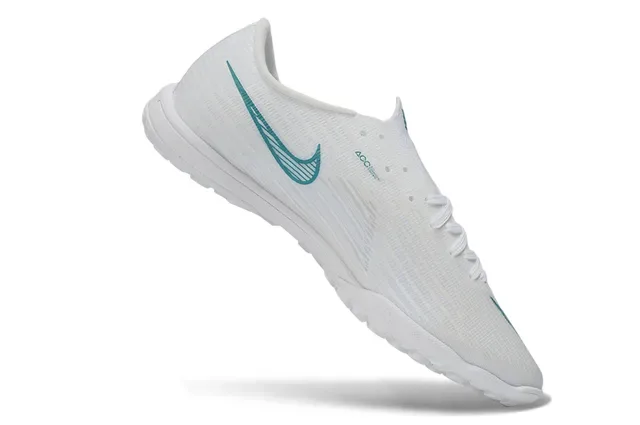 Nike Chaussures de football Turf Flyweave Knit Upper blanc et bleu Swoosh dégradé teal 2