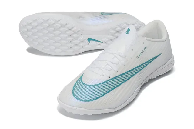 Nike Chaussures de football Turf Flyweave Knit Upper blanc et bleu Swoosh dégradé teal 4