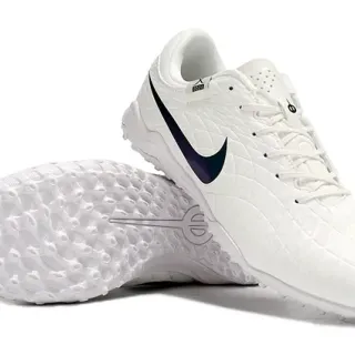 Nike সাদা নীল কুইল্টেড ডায়মন্ড-প্যানেল আপার ইরিডেসেন্ট সুশ কৃত্রিম ঘাস সকার শু