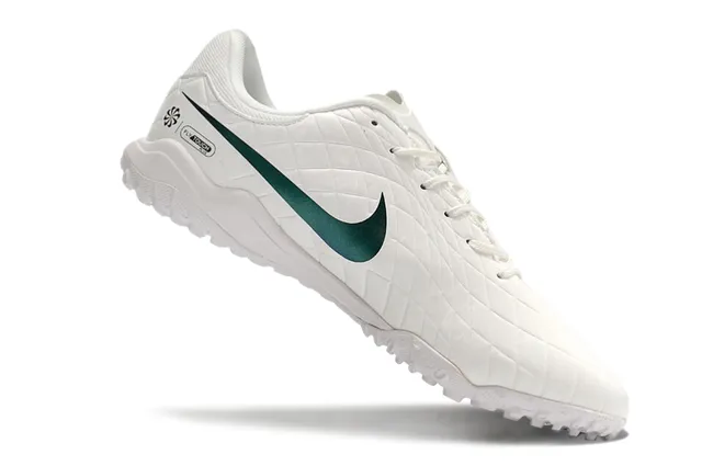 Nike Chaussures de football blanc et bleu, upper en panneaux de diamant matelassé, Swoosh iridescent, pour gazon artificiel 2