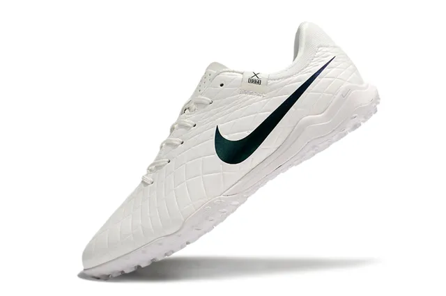 Nike Chaussures de football blanc et bleu, upper en panneaux de diamant matelassé, Swoosh iridescent, pour gazon artificiel 3