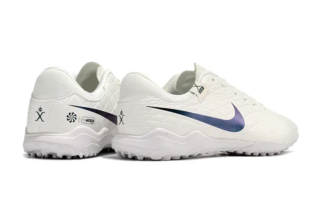 Nike Chaussures de football blanc et bleu, upper en panneaux de diamant matelassé, Swoosh iridescent, pour gazon artificiel 4