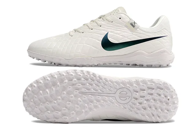 Nike Chaussures de football blanc et bleu, upper en panneaux de diamant matelassé, Swoosh iridescent, pour gazon artificiel 5