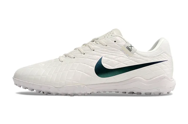 Nike Chaussures de football blanc et bleu, upper en panneaux de diamant matelassé, Swoosh iridescent, pour gazon artificiel 6