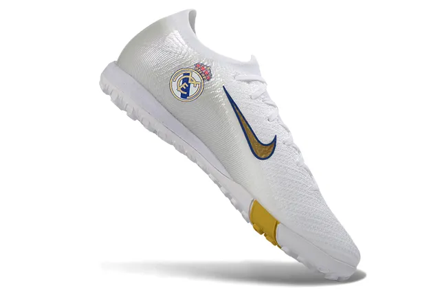 Nike Chaussures de football indoor à lacets asymétriques avec empeigne en tricot blanc doré 2